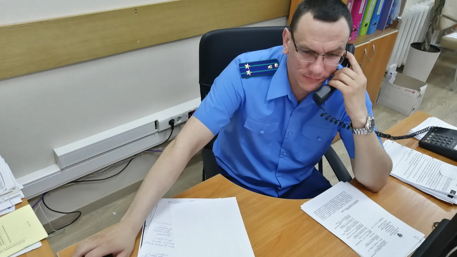 Сотрудник прокуратуры объясняет ямальцу, как правильно оформить обращение. Фото: Лев Гуляев.