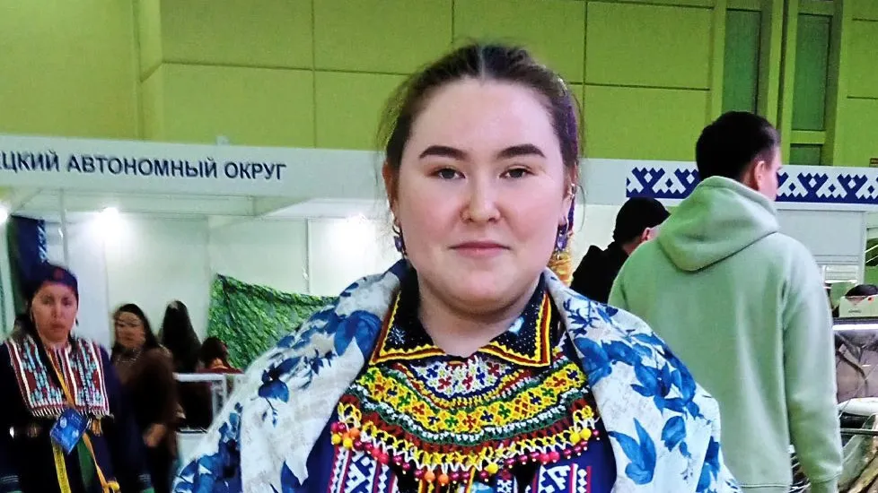 Анна Александровна Нахрачёва няӆмет курсан Овс мув институтан педагогической отделенияйн рущ, рут ясаң па литература утаӆтыты нэңа утаӆтыйӆ.Хор: Альбина Тырлина.