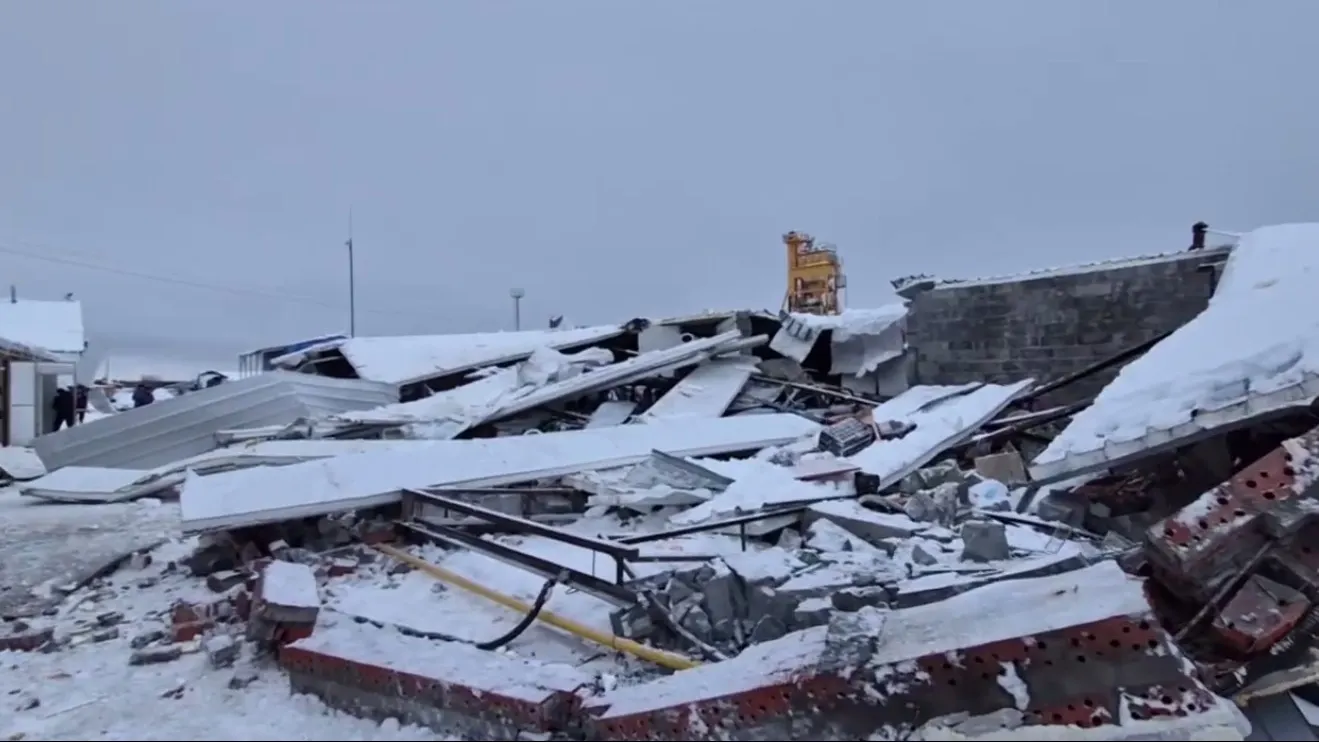 Обрушение гаражей в Губкинском 3 декабря. Фото: скриншот видео с места ЧП