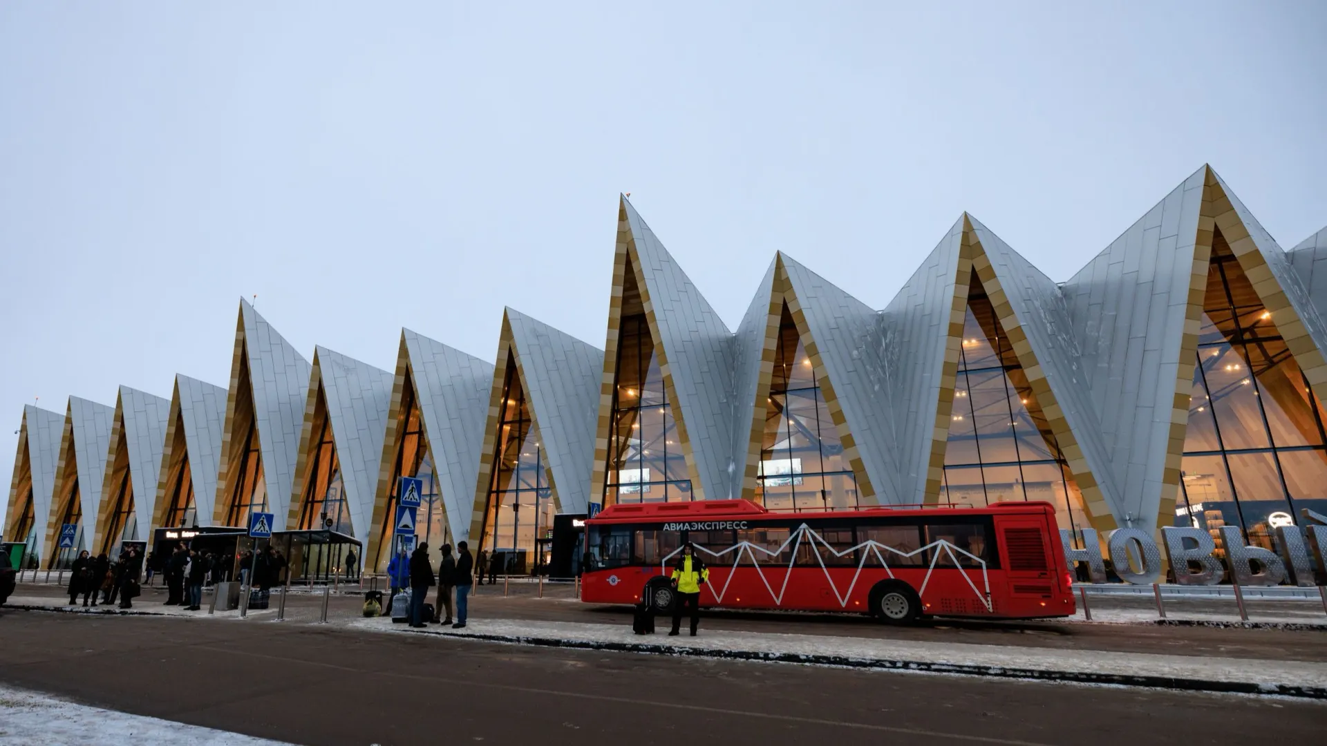 Аэропорт Нового Уренгоя стилизован под традиционное жилище коренных народов Ямала — чум. Фото: Сергей Зубков / «Ямал-Медиа»