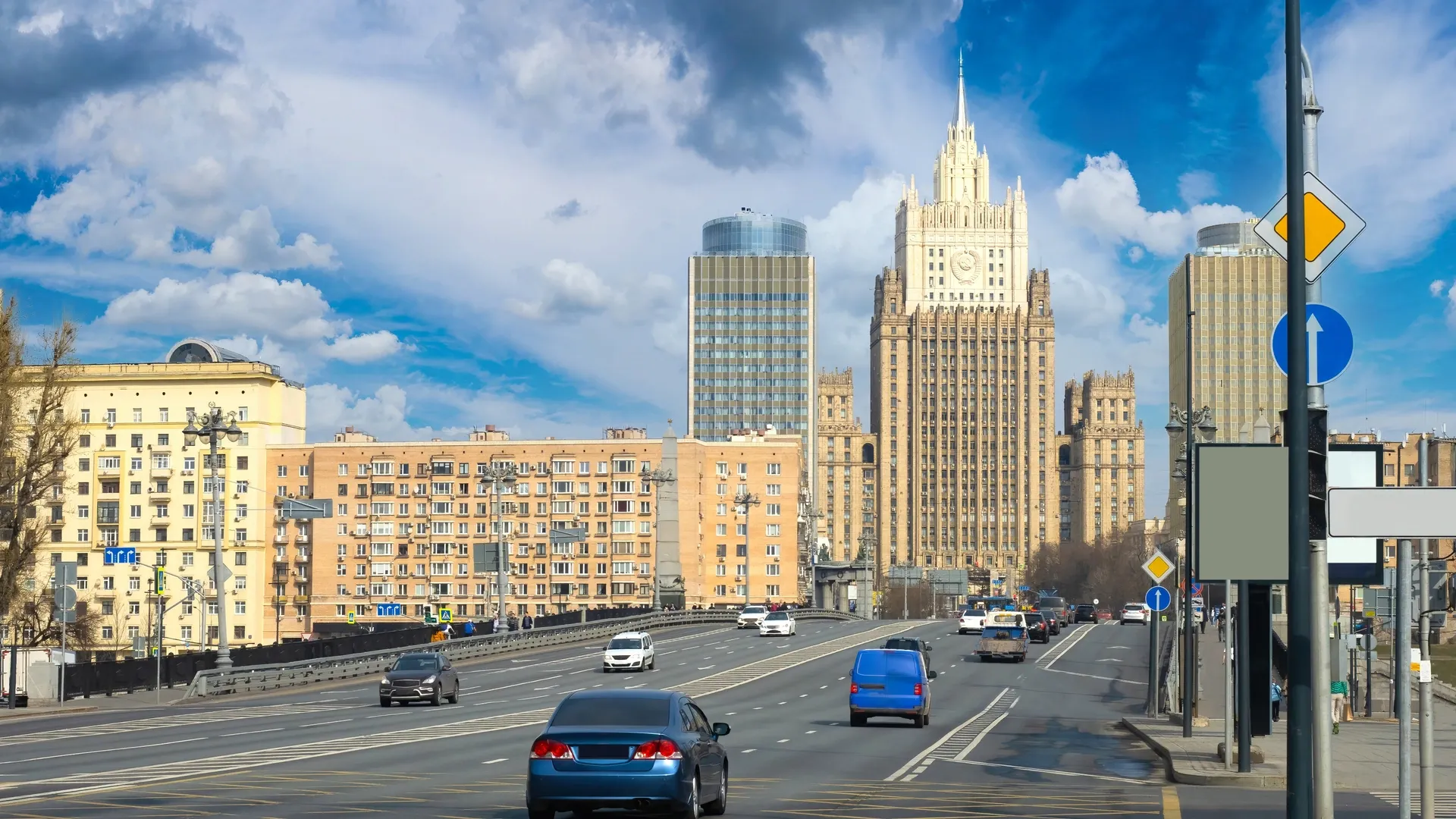 Скоро на улицах российских городов появятся автомобили от совместного предприятия РФ - Турция - Иран. Фото: FOTOGRIN / Shutterstock.com