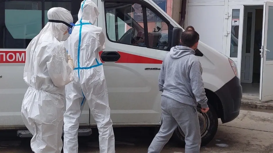 Медики Ноябрьска попрактиковались в оперативной реакции на угрозу распространения инфекции. Фото: Ноябрьская ЦГБ