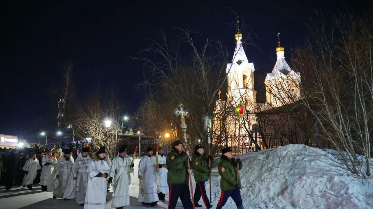 Крестный ход сегодня ночью в Салехарде. Фото: Андрей Ткачёв / "Ямал-Медиа"