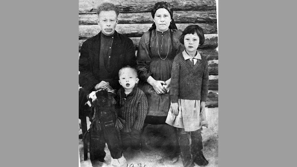 До войны ещё пять лет. Павел Федулович с женой Домной Степановной, дочерью Машей и сыном Петром, 1936 год. Фото: предоставлено из личного архива Натальи Рябовой