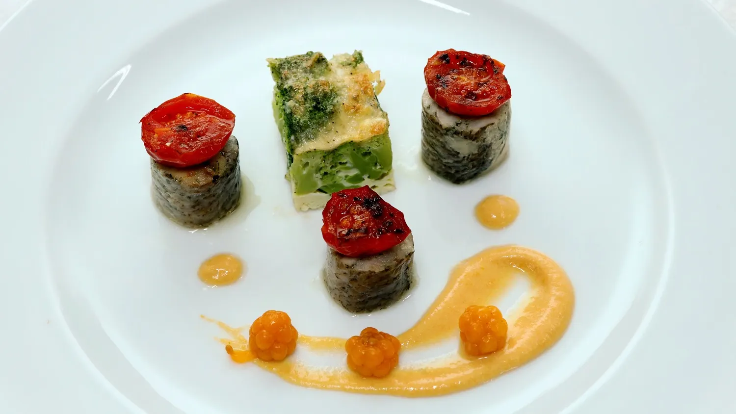 Студенты старались раскрыть вкус местной рыбы и эффектно представить свое блюдо жюри. Фото: Василий Петров / «Ямал-Медиа»
