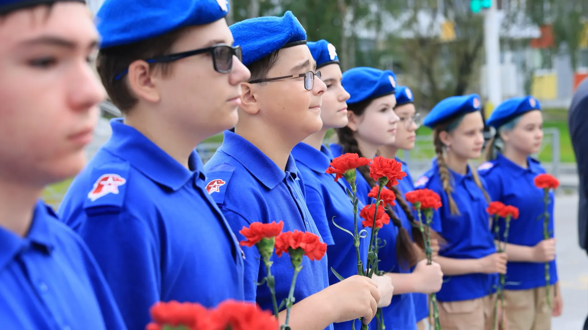 У обновленного мемориального комплекса погибшим в годы Великой Отечественной войны в Надыме участники спецоперации и их семьи, волонтеры возложили цветы. В церемонии участвовал губернатор ЯНАО Дмитрий Артюхов.