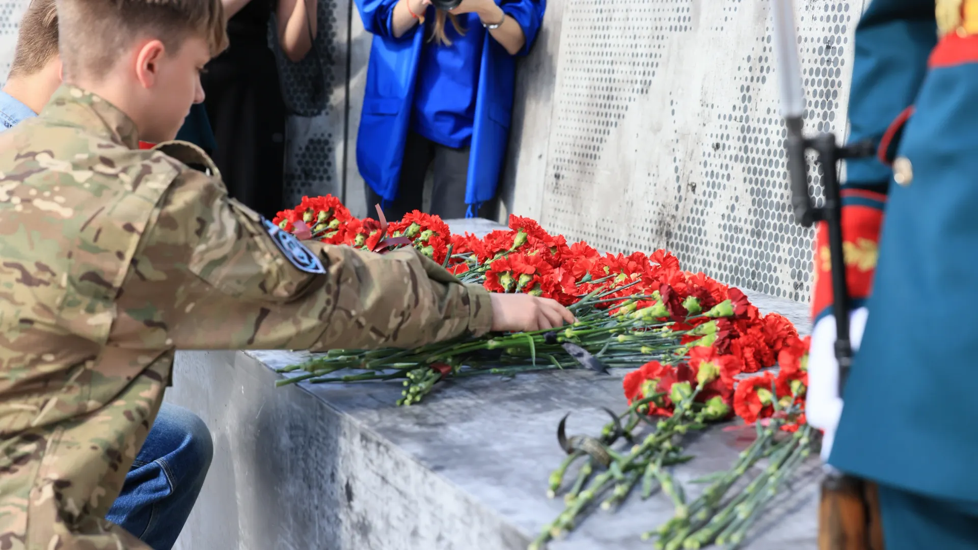 Жители Ноябрьска, губернатор Ямала Дмитрий Артюхов почтили память защитников Отечества.