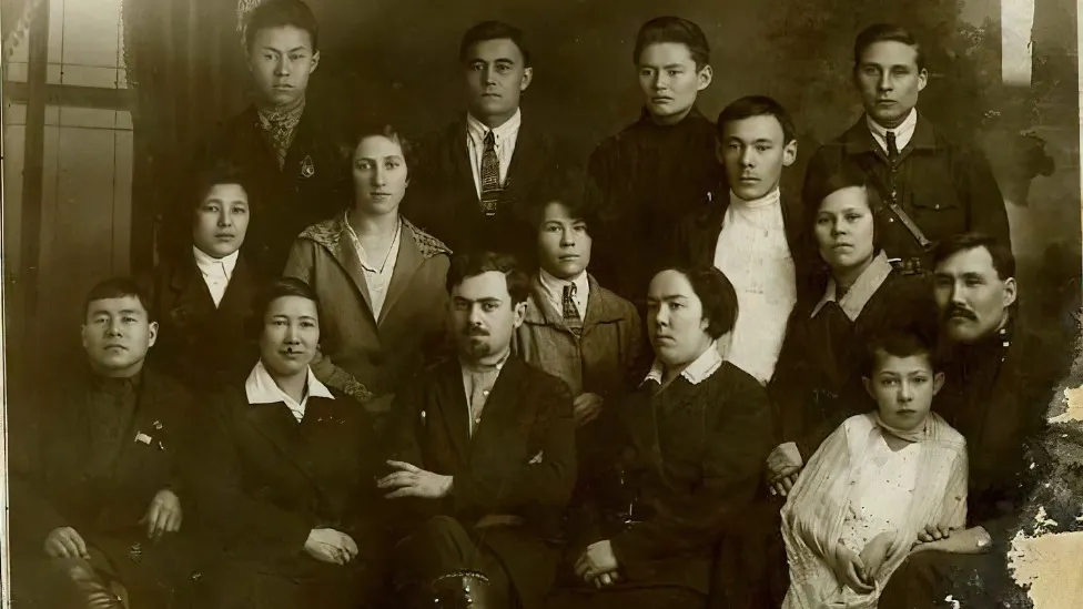 Григорий Вербов (третий слева в нижнем ряду) с активистами, 1934 год. До приезда на Ямал учёный бывал в соседнем регионе: кочевал с оленеводами и собирал материал о жизни и культуре ненцев, даже заведовал Красным чумом в Большеземельской тундре. Фото: предоставлено из фондов МВК имени И. С. Шемановского