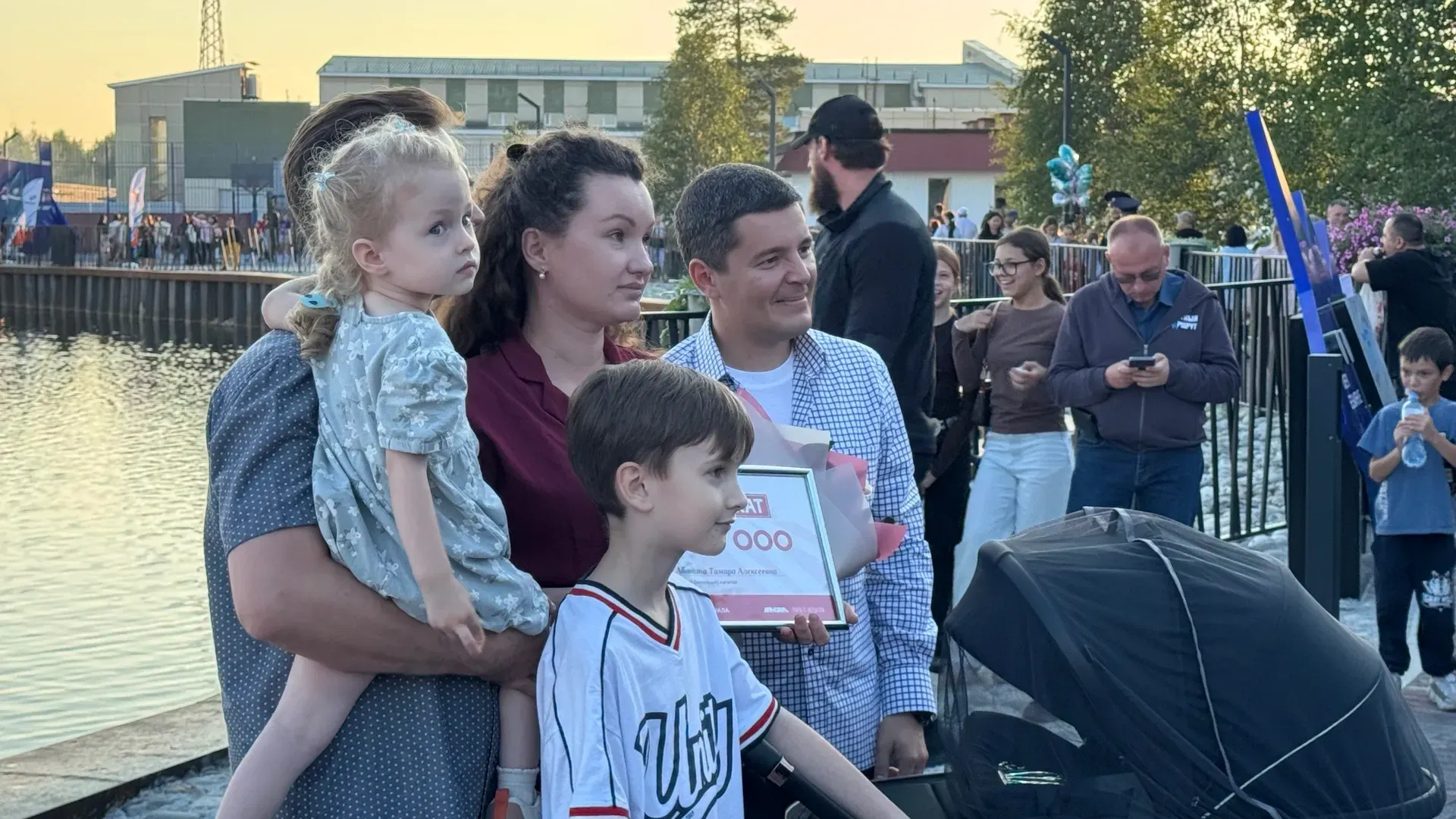 Дмитрий Артюхов в Ноябрьске вручил 400-й материнский капитал семье Абаниных. Фото: Олег Хатанзейский / «Ямал-Медиа»