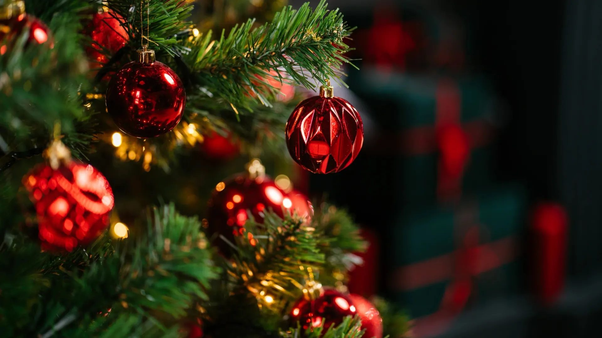 В год Лошади на елку рекомендуют повесить игрушки красного цвета. Фото: irinaneva / Shutterstock / Fotodom