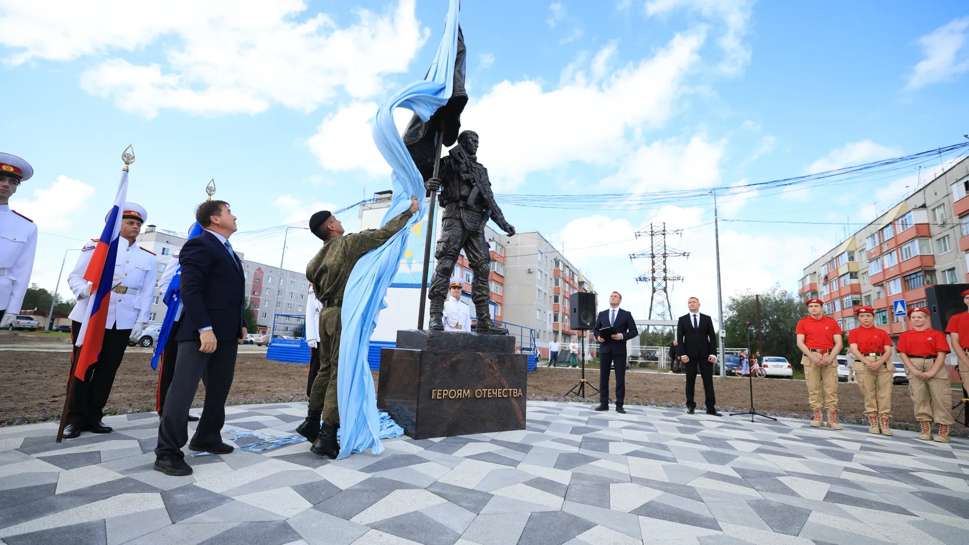 В каждом ямальском городе открыт (или откроется в ближайшем будущем) памятник Героям Отечества, посвященный бойцам СВО. Не стал исключением и Муравленко — здесь мемориал установили в сквере Воинской доблести.