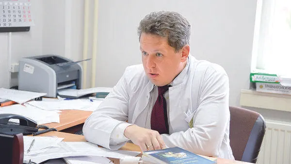 Евгений Забара поддерживает европейский подход к лечению коксартрозов. Бессильны медикаменты, поможет операция. Боль терпеть ни к чему. Фото: Александр Бейфус / КРАСНЫЙ СЕВЕР
