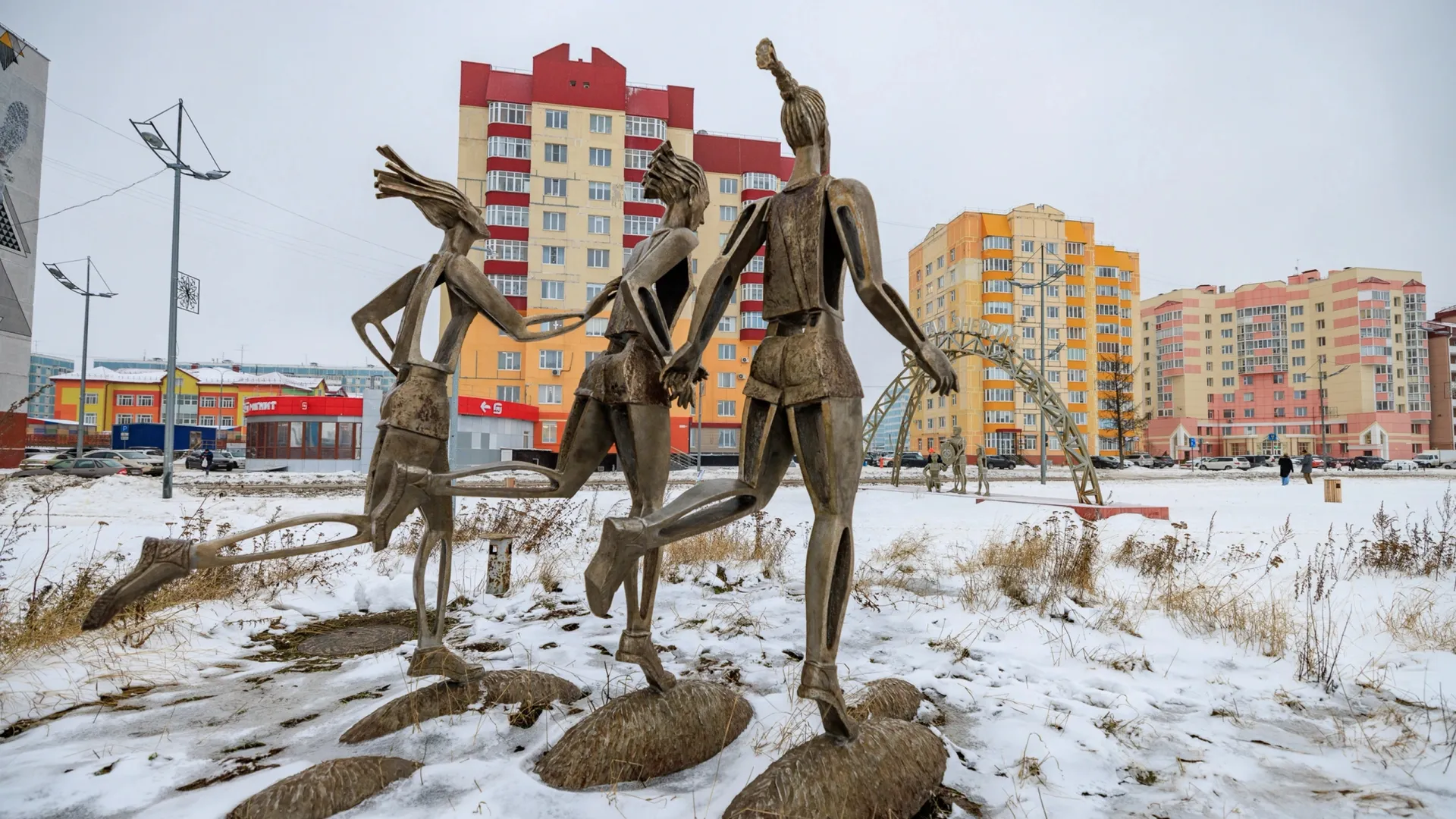 Современная жанровая скульптура "Бегуны" в микрорайоне Восточный. Фото: Сергей Зубков / "Ямал-Медиа"