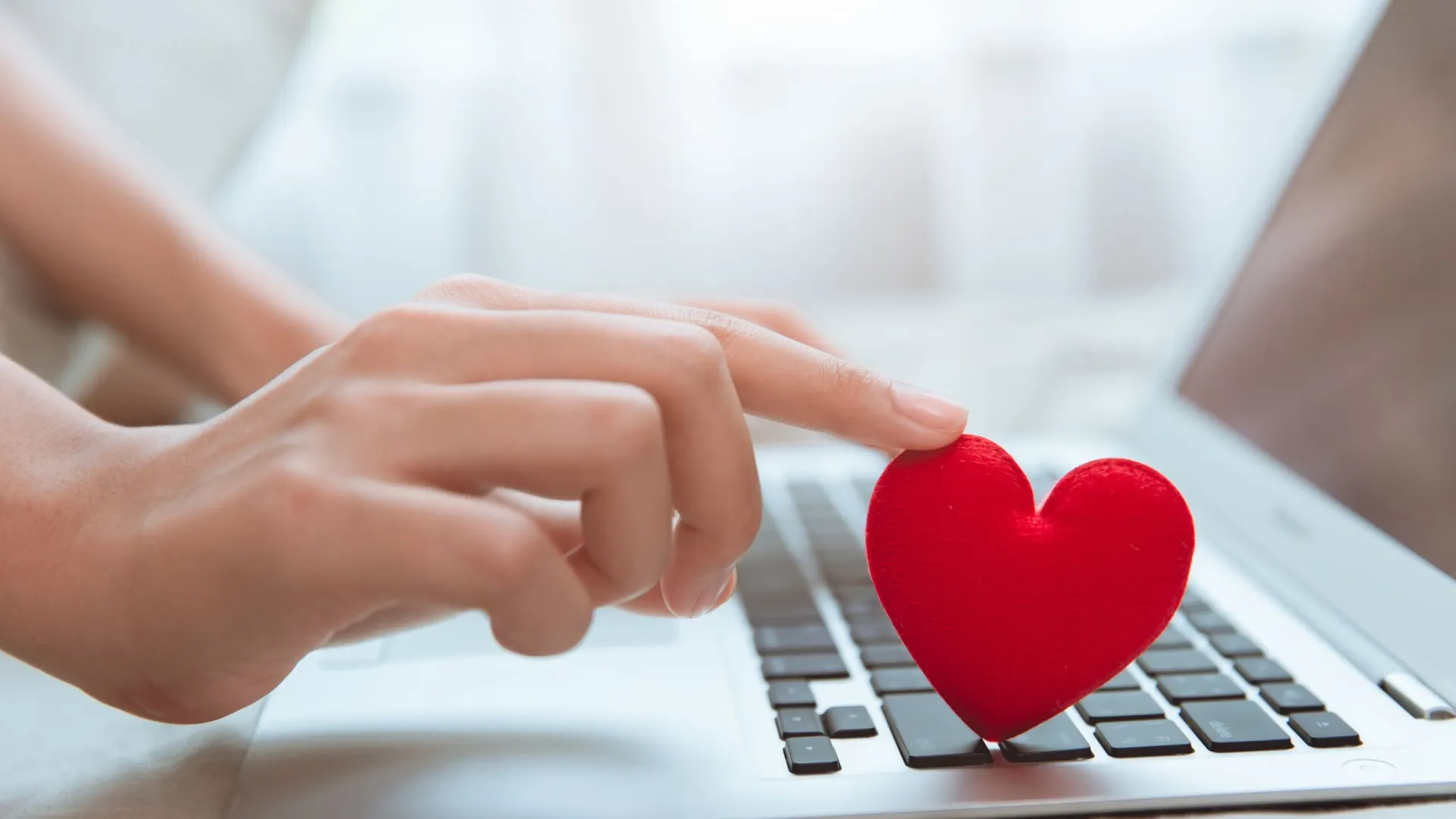 Успешно флиртовать можно и онлайн. Фото: Quality Stock Arts / Shutterstock / Fotodom