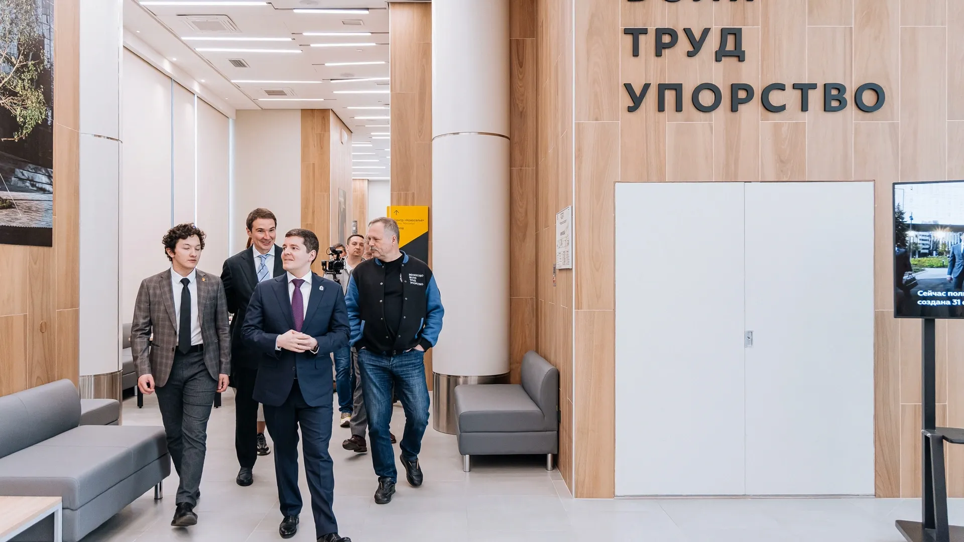 Дмитрий Артюхов во время визита в МГТУ имени Баумана. Фото: Светлана Федяева / пресс-служба губернатора ЯНАО