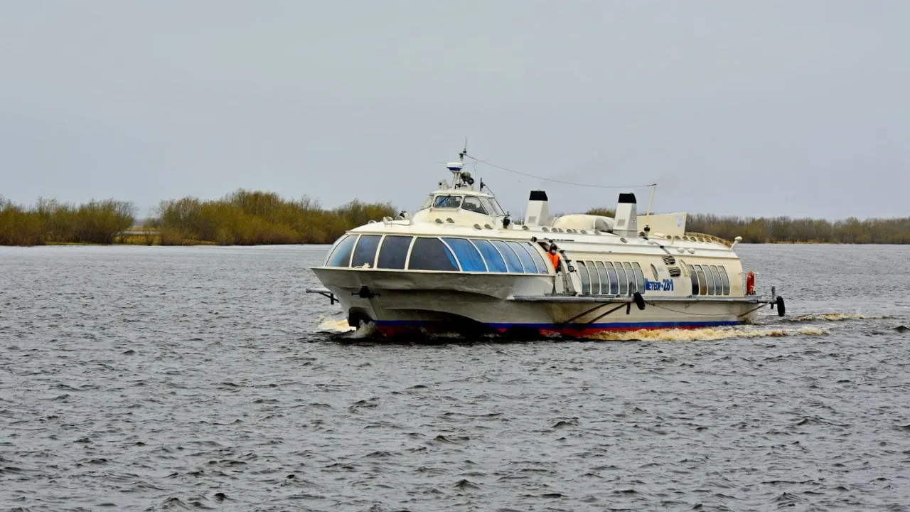 Судно угодило на мель на Малой Оби в Шурышкарском районе. Фото: Михаил Пустовой, из архива АНО «Ямал-Медиа»