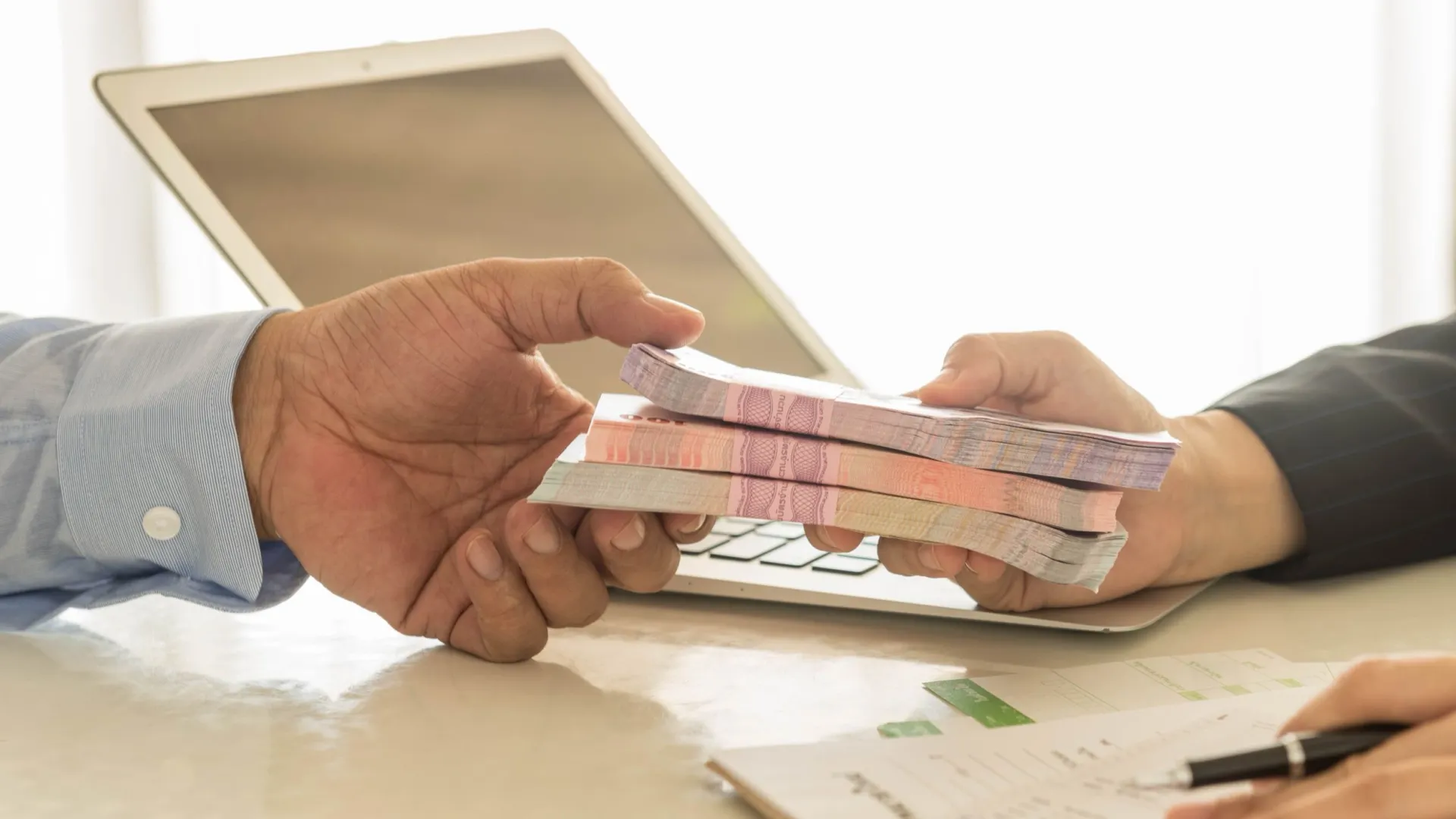 Банковские работники должны уметь работать с людьми и большими деньгами. Фото: create jobs 51 / Shutterstock / Fotodom