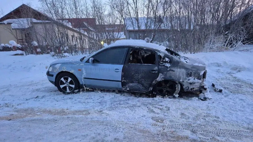 Автомобиль, горевший на улице Совхозной. Фото: Владимир Ганчерко / «Ямал-Медиа»