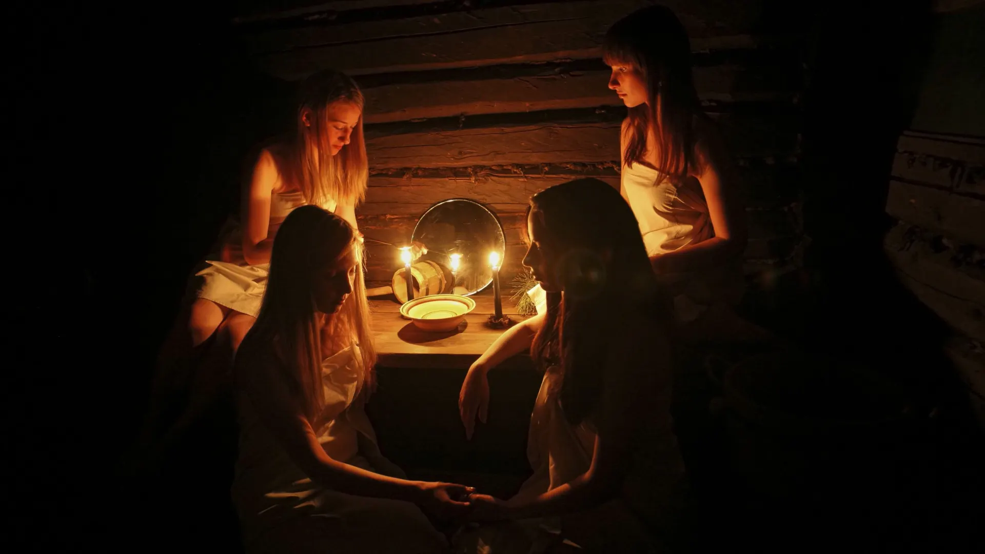 В Велесову ночь гадали при свечах. Фото: kemdim / Shutterstock / Fotodom