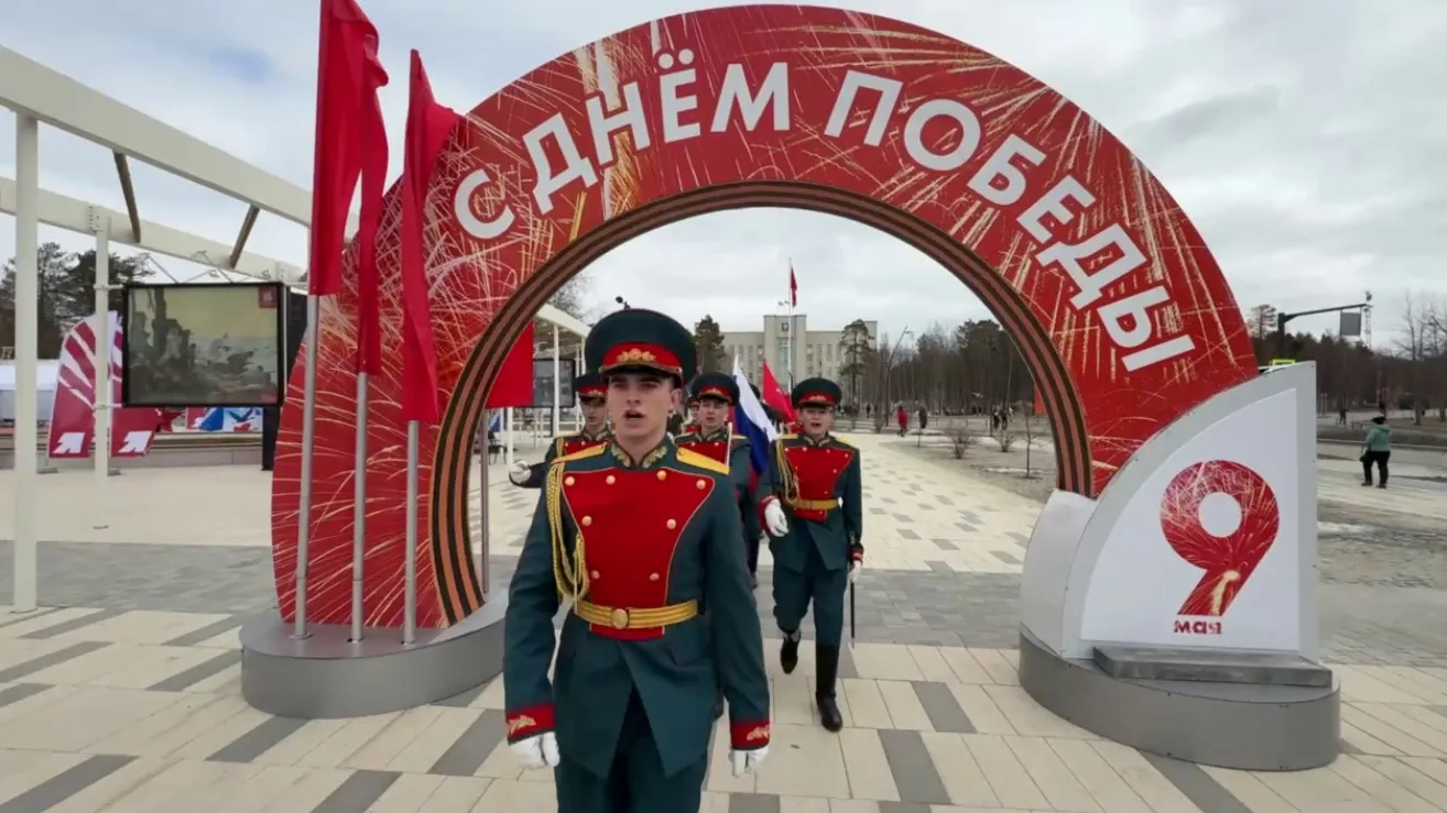 Церемония поднятия Знамени Победы в Ноябрьске. Фото: скриншот видео Ольги Климовой / «Ямал-Медиа»