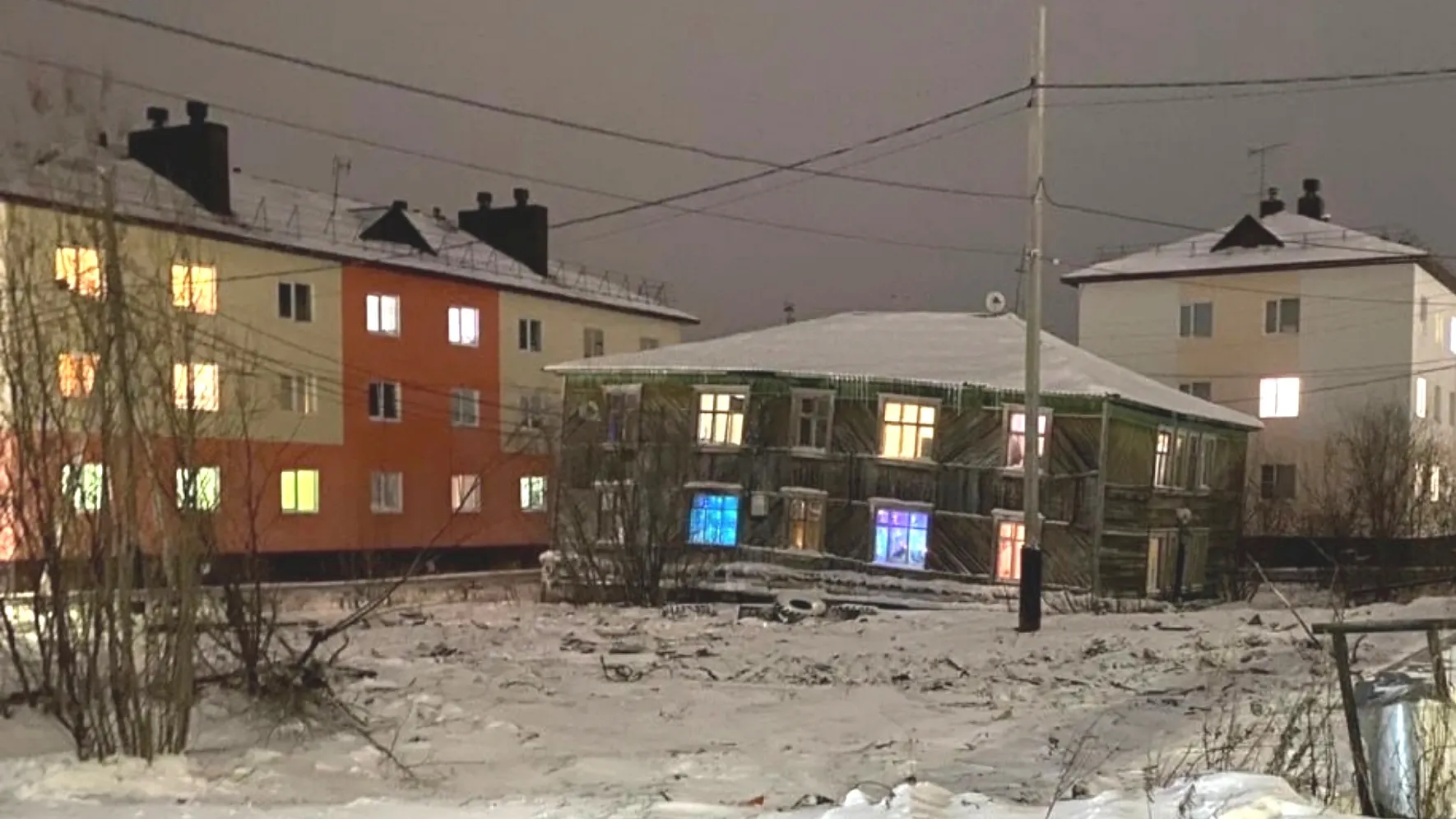 Судьбой покосившейся "деревяшки" заинтересовались в Следственном комитете РФ. Фото: vk.com/inshd