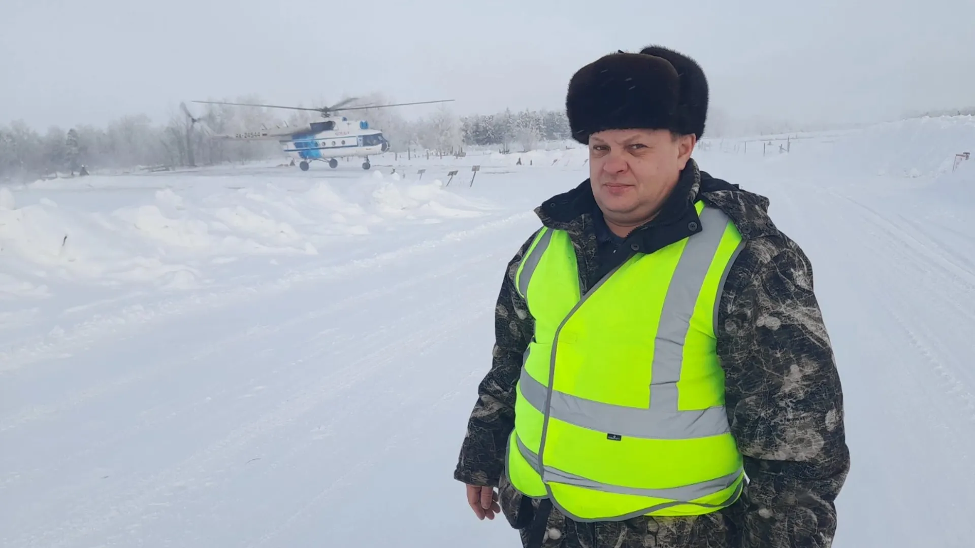 Юрий Саенко работает начальником посадочной площадки вот уже тридцать лет. Фото: Татьяна Созонова