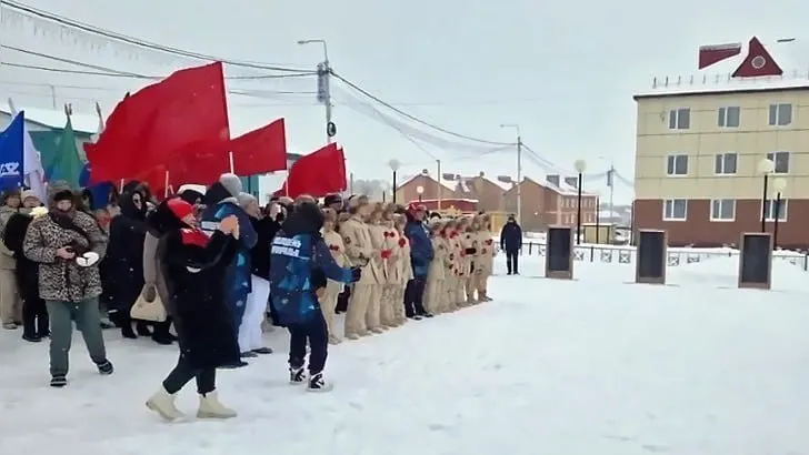 На митинг-концерт в Аксарке пришли также юнармейцы. Кадр из видео: vk.com/iapriuralye