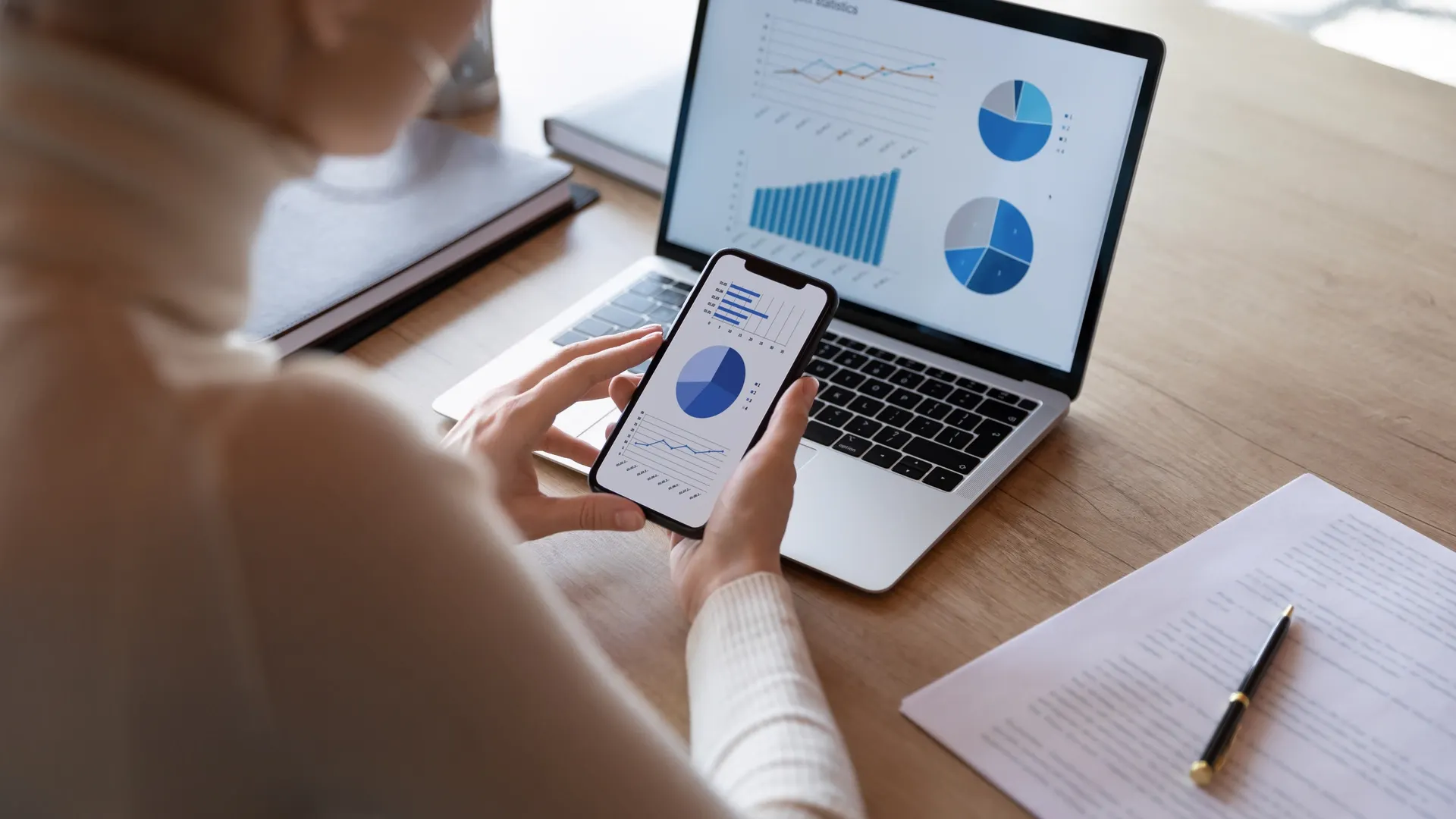 Продажи в Сети растут. Фото: fizkes / Shutterstock.com