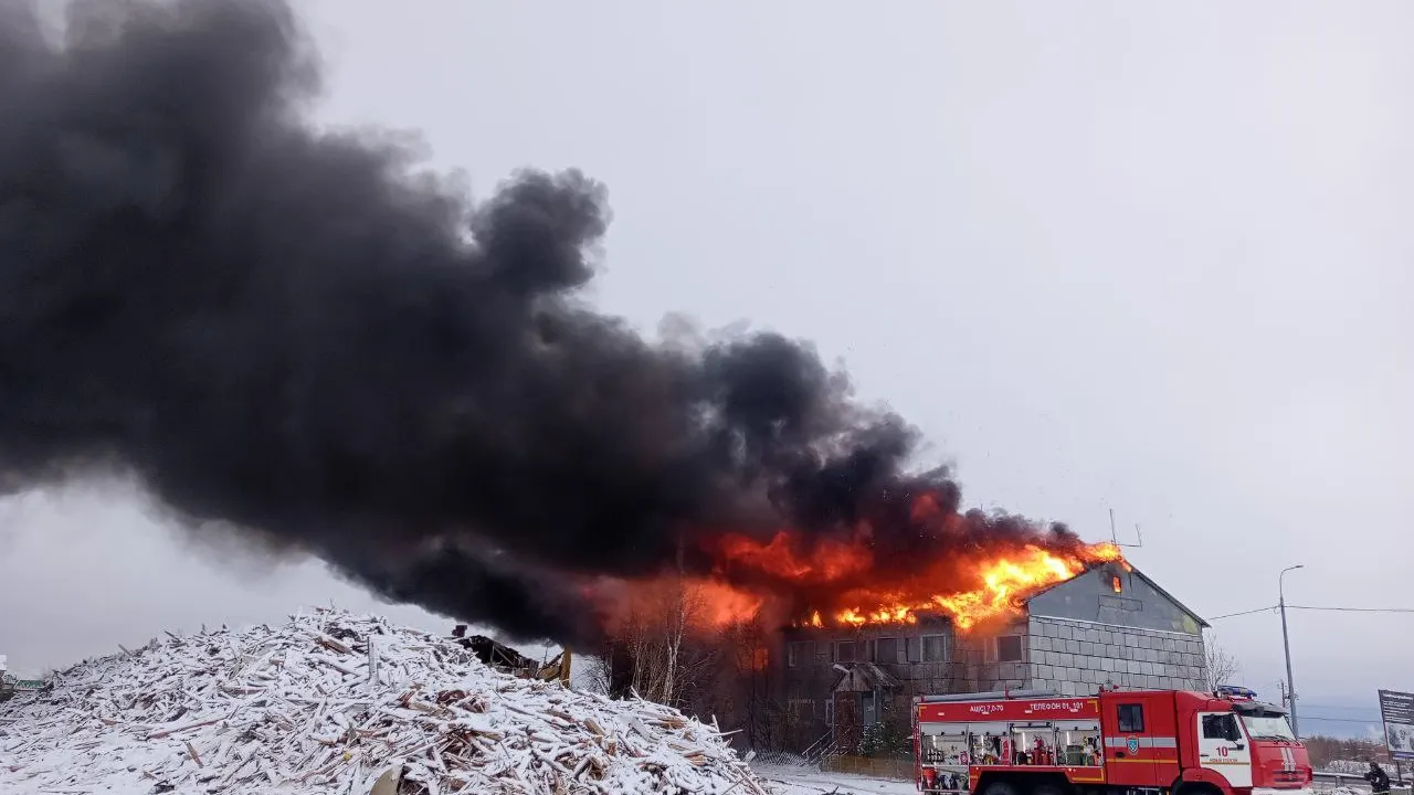 Пожар в Коротчаево 28 октября. Фото: телеграм-канал «Коротчаево Инфо» / t.me/koro89reg