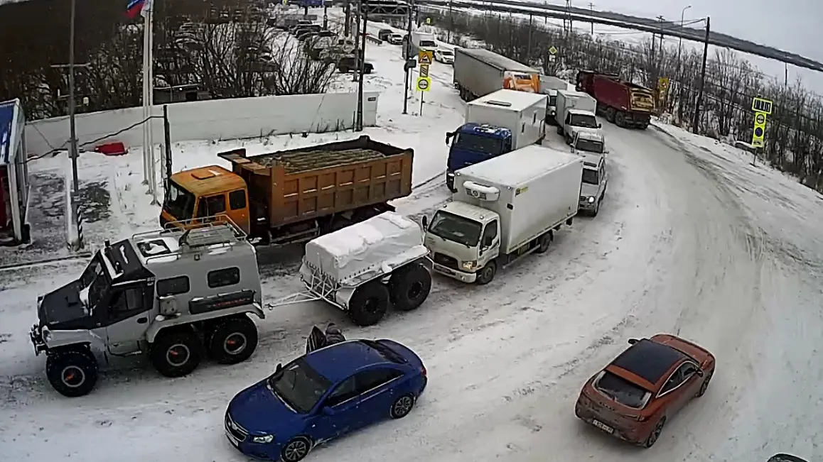 Фото: скриншот видео с онлайн-камеры на КПП у переправы со стороны Лабытнанги

