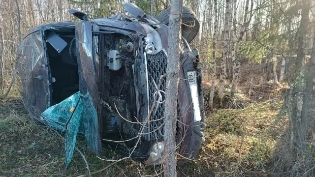 Автомобиль основательно помяло, пострадали пассажиры. Фото: t.me/gibdd89