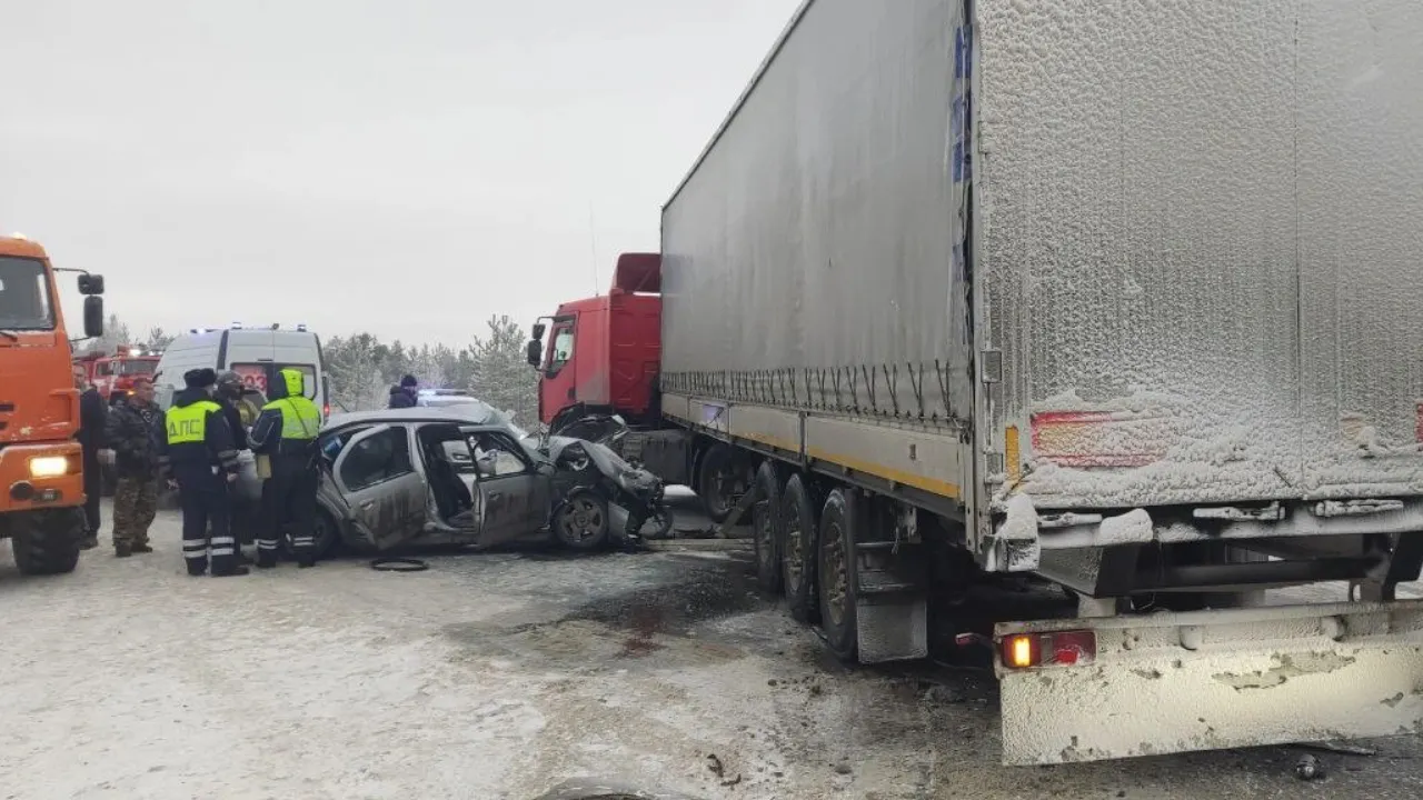 Авария на трассе Сургут — Салехард утром 29 октября. Фото: пресс-служба ГУ МЧС по ЯНАО