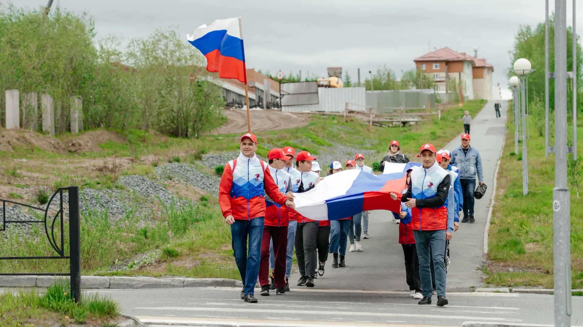 Огромный триколор несли два десятка человек. Фото: Юлия Чудинова