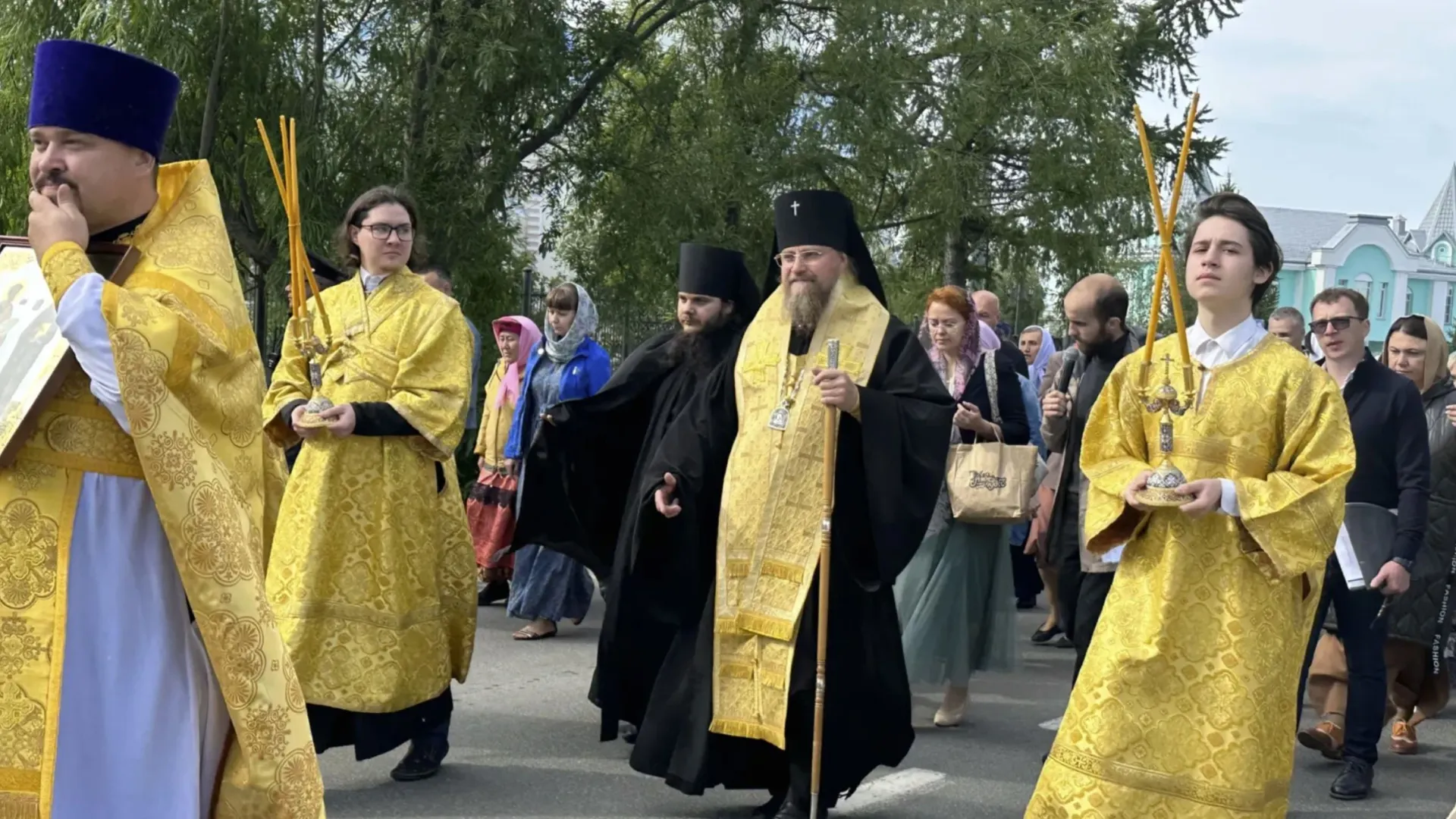 На время крестного хода в городе перекрыли три улицы. Фото: Вера Дронзикова / «Ямал-Медиа»