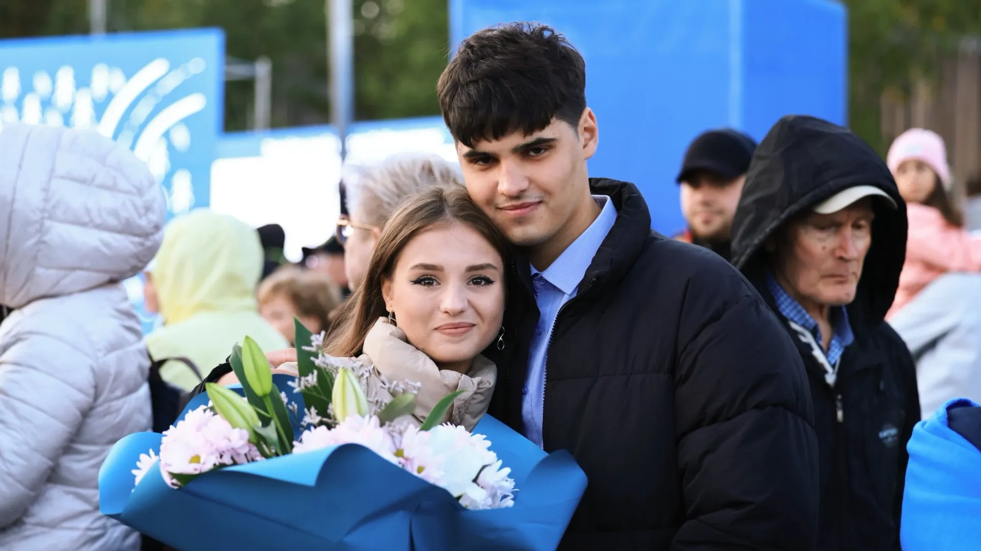 Молодой человек сделал своей девушке предложение во время выступления губернатора на Честном маршруте. Кадр, на котором избранница получает кольцо и плачет, не получился: мы сами в этот момент вытирали слёзы умиления. Удачи в семейной жизни!