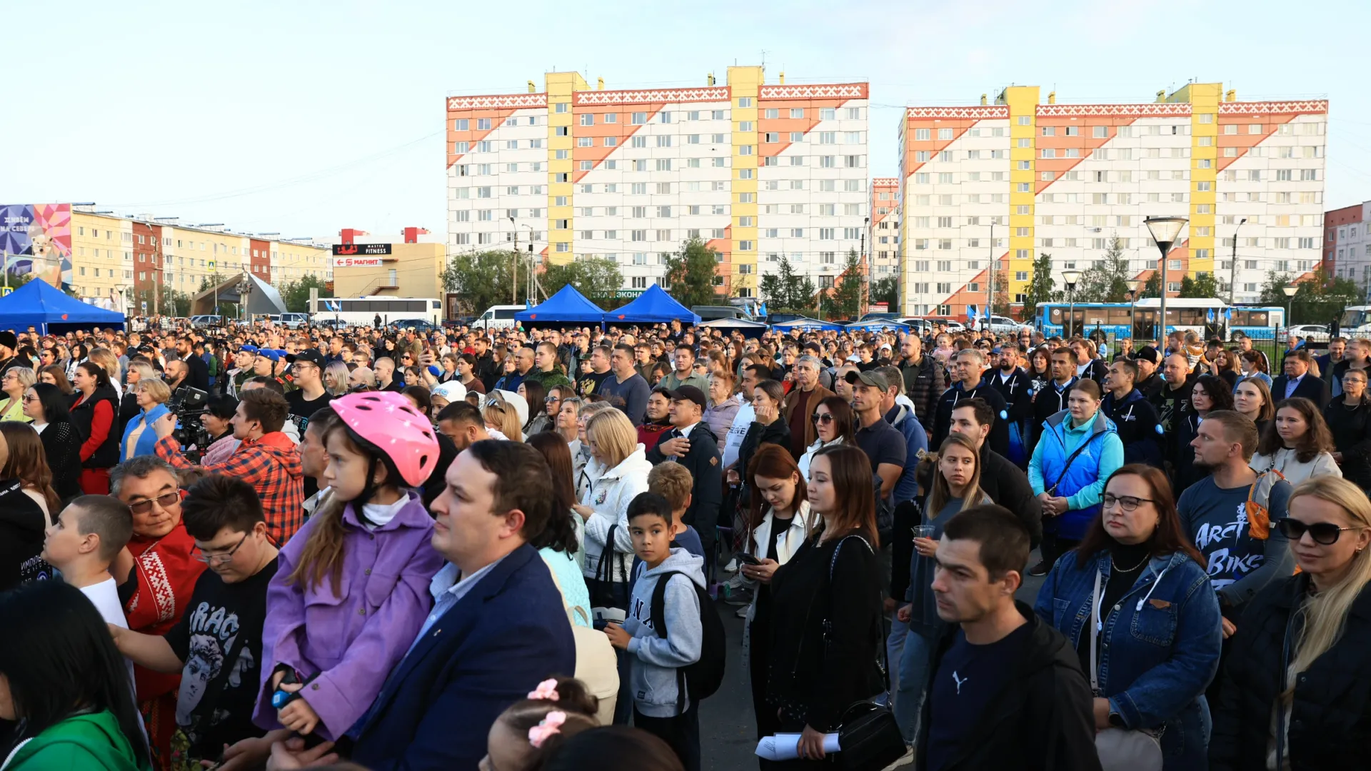 На встречу с главой арктического региона собралось много жителей.