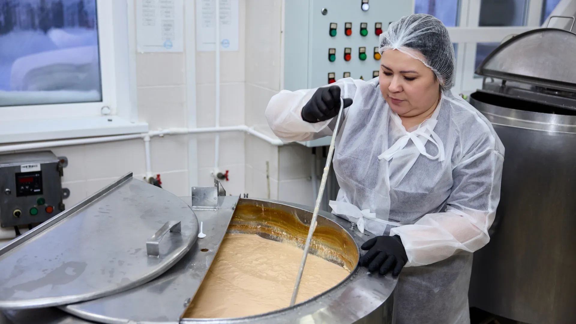 Приготовление ряженки. Фото: Юрий Здебский /«Ямал-Медиа»