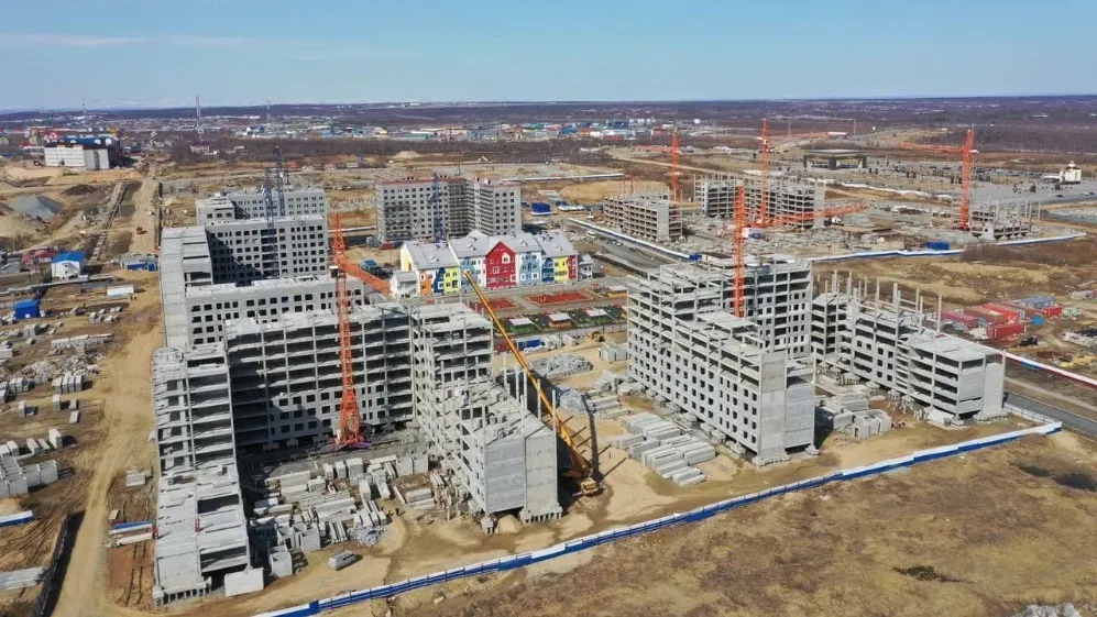 Одна из масштабных строек в ЯНАО — микрорайон Обдорский в Салехарде. Новоселья только ожидаются, а инфраструктура — детский сад — уже работает. Фото: vk.com/artyukhov_da 