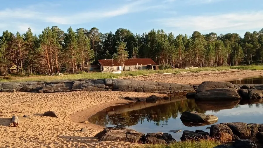 Во время отливов вода уходит очень далеко, размывая песчаные косы. Фото: Ольга Самсонова