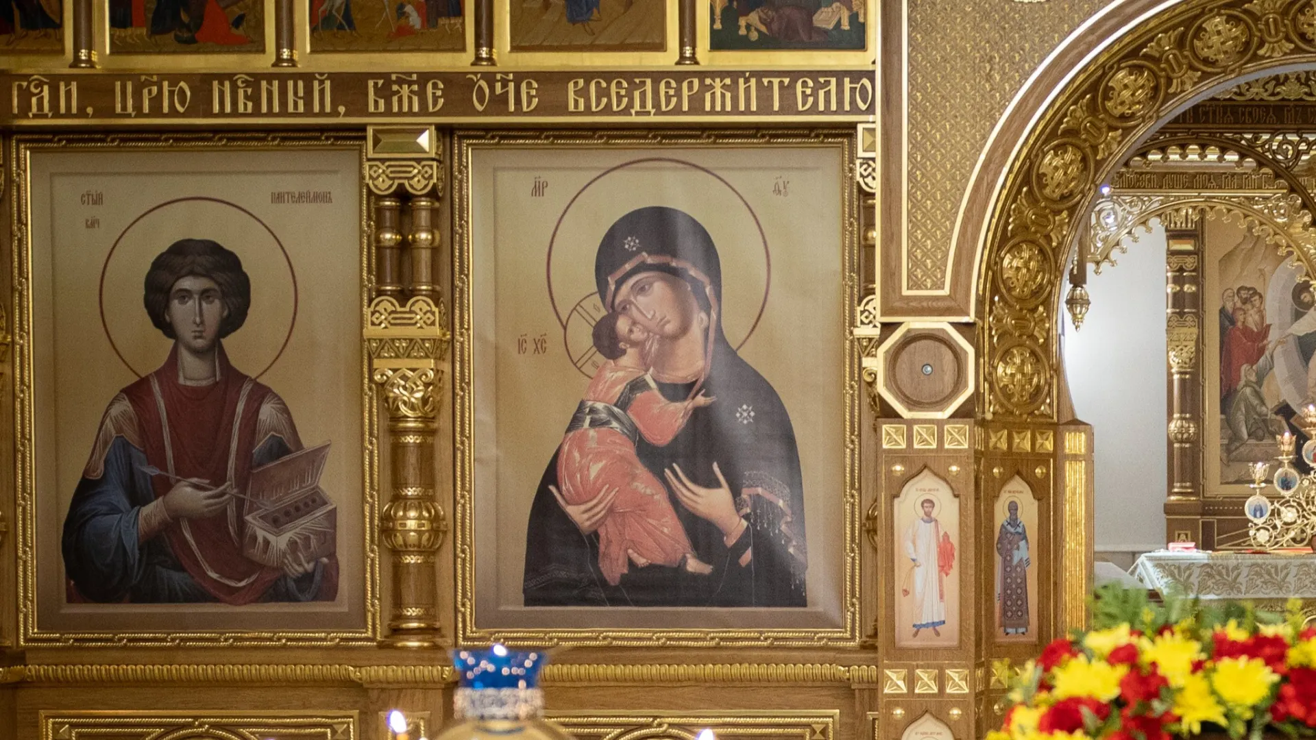 В центре — Владимирская икона Божией Матери. Фото: Фёдор Воронов / «Ямал-Медиа»