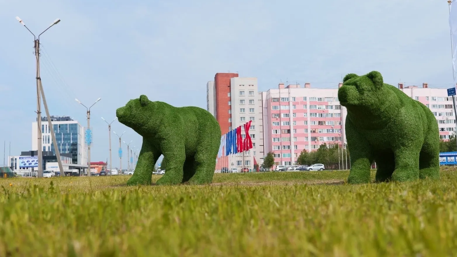 Топиарные фигуры в Новом Уренгое. Фото: личная страница Андрея Воронова, "ВКонтакте"