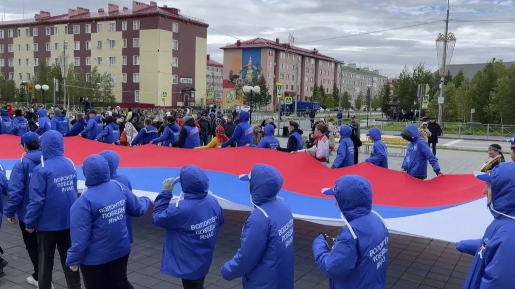 В Салехарде пронесли по улицам огромный триколор. Фото: «Ямал-Медиа»