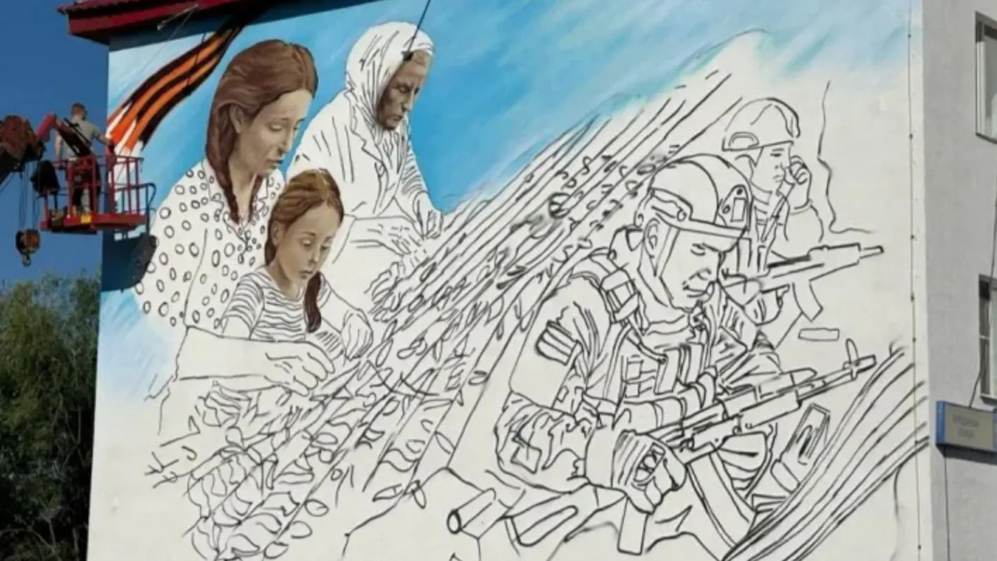 Работа над муралом в Салехарде. Фото: администрация Салехарда / t.me/salekhard_admin