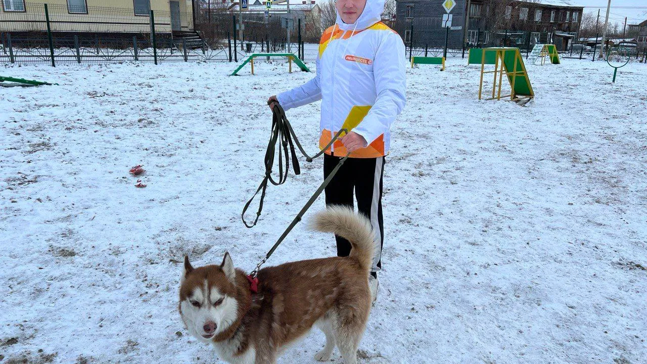 Волонтеры помогают по хозяйству. Фото: предоставлено пресс-службой губернатора ЯНАО