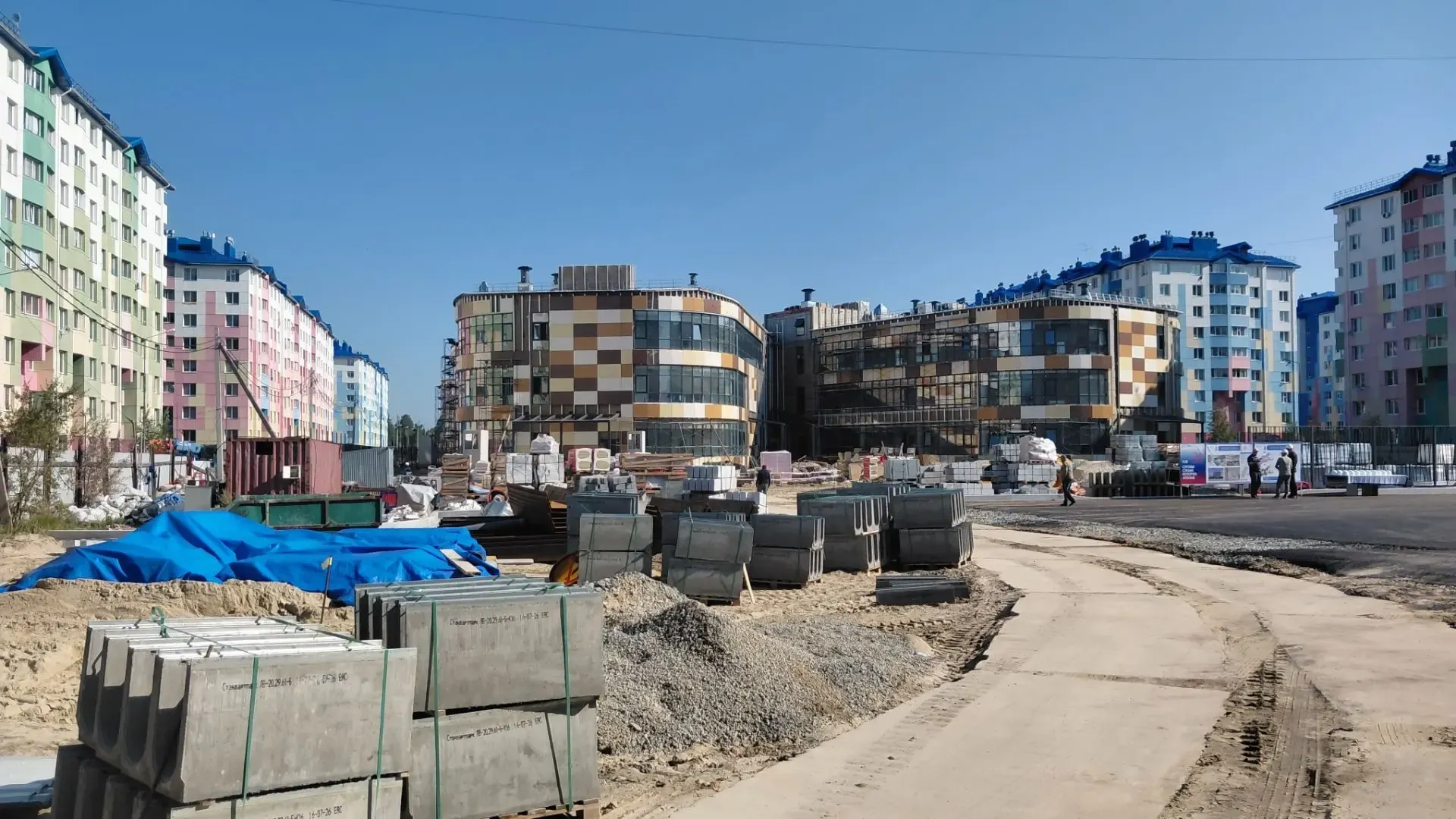 Стройплощадка школы «Гравитация» в Ноябрьске. Фото: Максим Подкин / «Ямал-Медиа»
