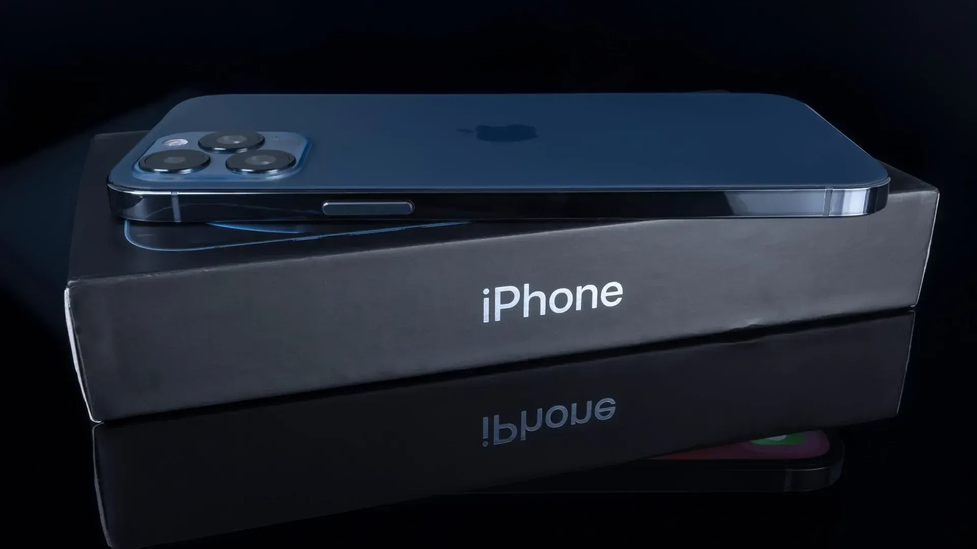 Так выглядит iPhone 12 Pro. Фото: marianstock / Shutterstock / Fotodom