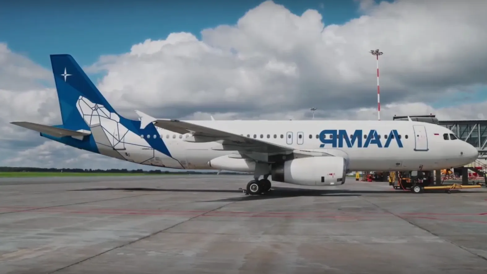 Новый логотип на самолете АК «Ямал». Фото: скриншот видео АК «Ямал» / t.me/yamal_airlines