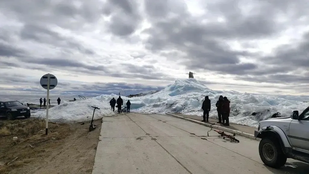 Засыпанный льдом водозабор в селе Панаевск. Фото: Мария Альма / «Ямал-Медиа»