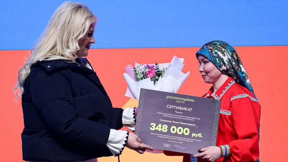 Ханты мирэв эӆты Анна Сотруева нох питас. Хор: Ксения Яр