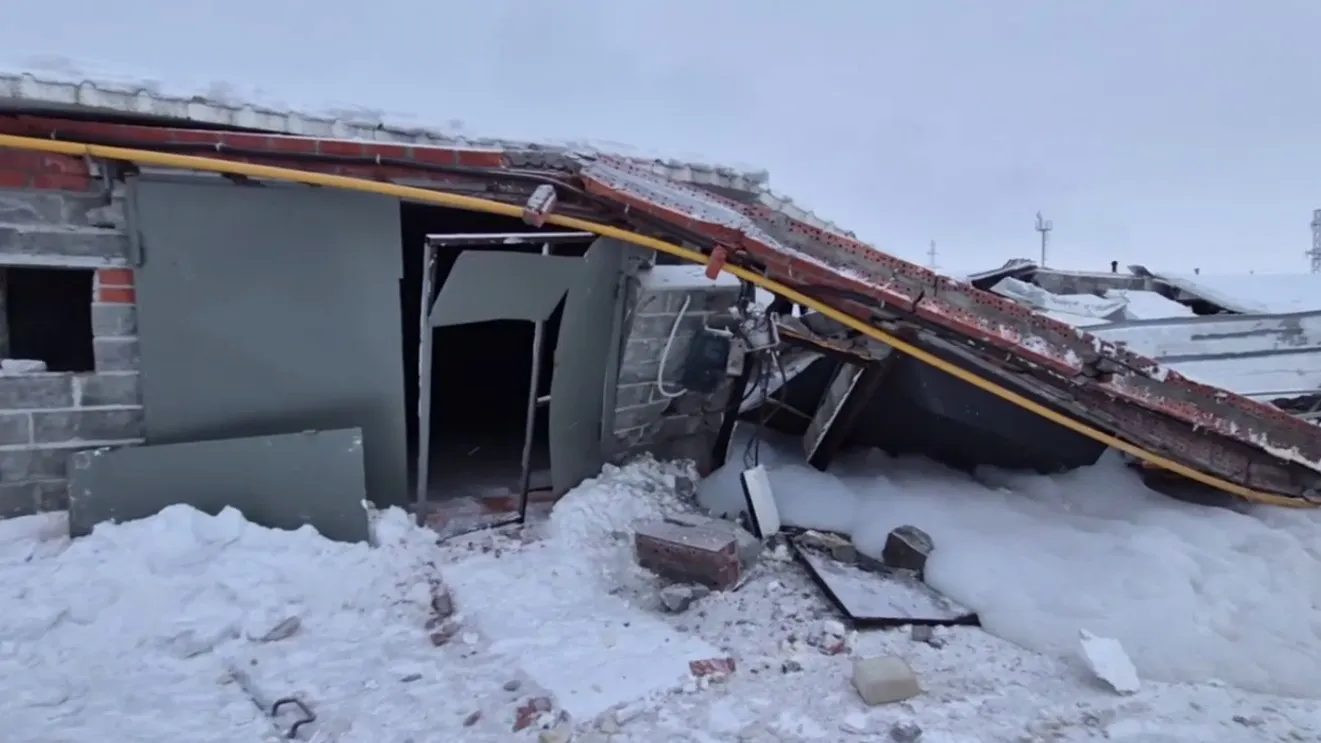 Обрушение гаражей в Губкинском 3 декабря. Фото: скриншот видео с места ЧП